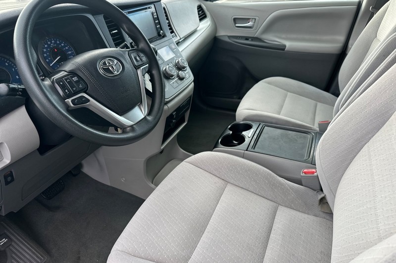 Toyota Sienna Vehicle Full-screen Gallery Image 10