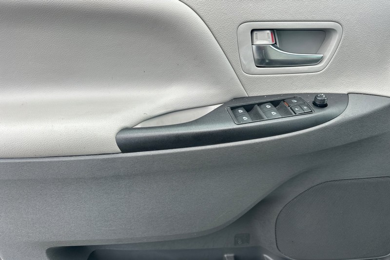 Toyota Sienna Vehicle Full-screen Gallery Image 11