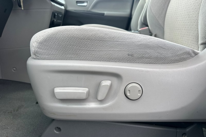 Toyota Sienna Vehicle Full-screen Gallery Image 13