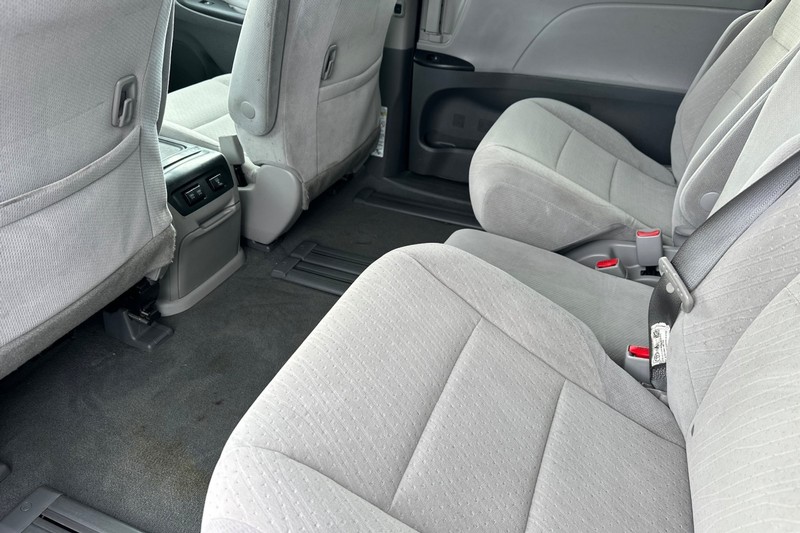 Toyota Sienna Vehicle Full-screen Gallery Image 14