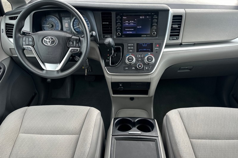 Toyota Sienna Vehicle Full-screen Gallery Image 15
