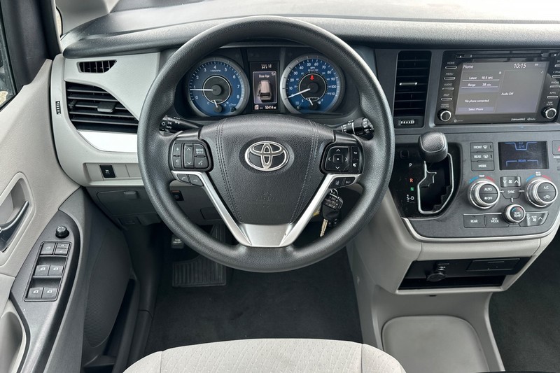 Toyota Sienna Vehicle Full-screen Gallery Image 16
