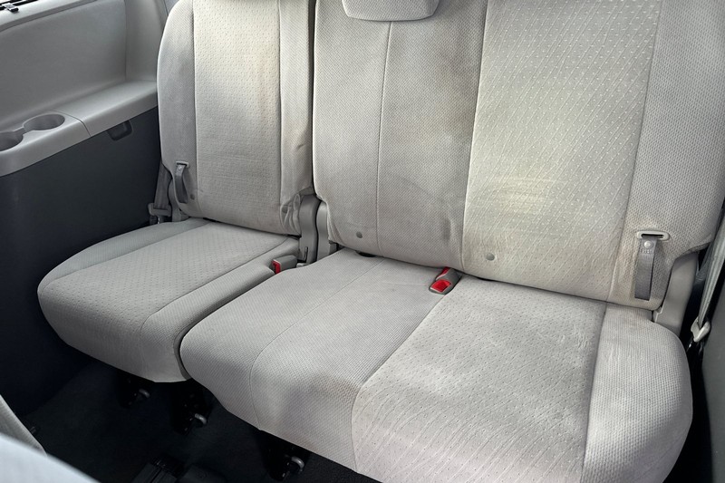 Toyota Sienna Vehicle Full-screen Gallery Image 18