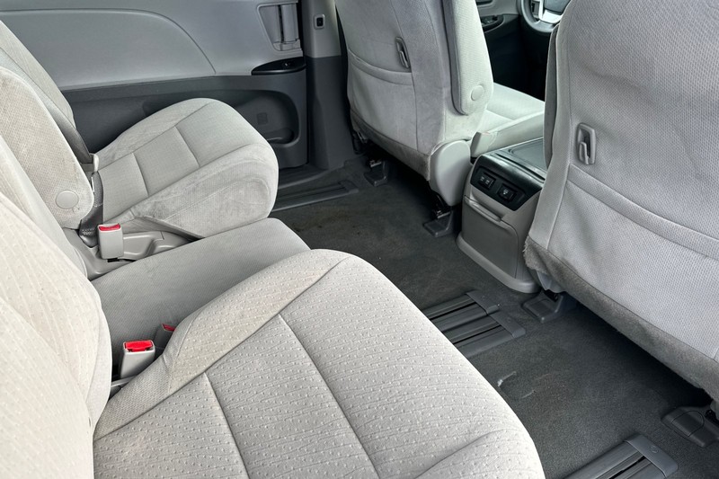 Toyota Sienna Vehicle Full-screen Gallery Image 19