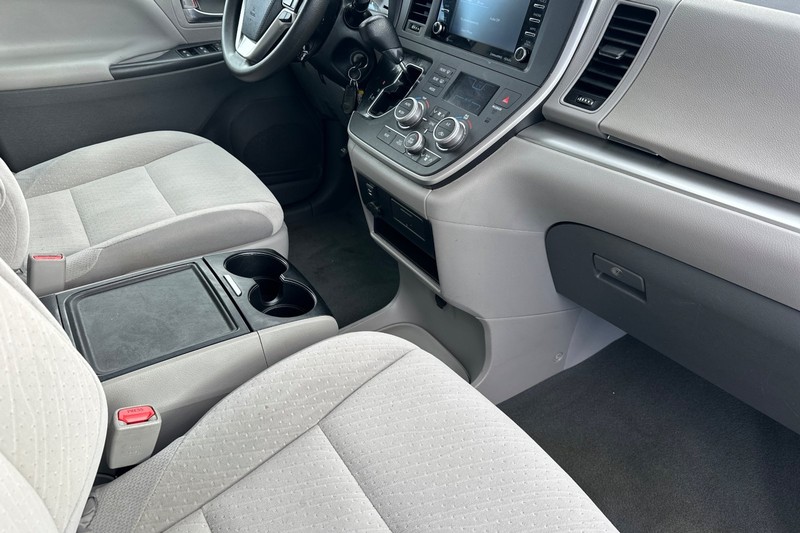Toyota Sienna Vehicle Full-screen Gallery Image 20