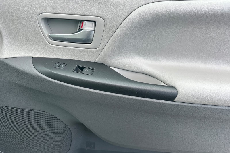Toyota Sienna Vehicle Full-screen Gallery Image 22