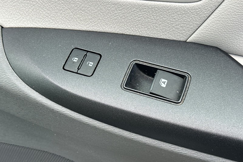 Toyota Sienna Vehicle Full-screen Gallery Image 23