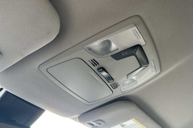 Toyota Sienna Vehicle Full-screen Gallery Image 25