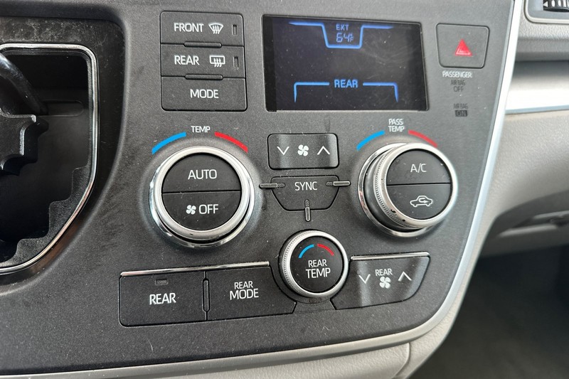 Toyota Sienna Vehicle Full-screen Gallery Image 29