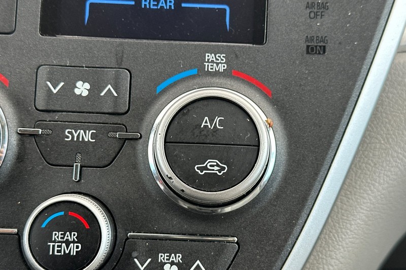 Toyota Sienna Vehicle Full-screen Gallery Image 31