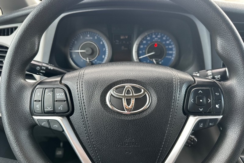 Toyota Sienna Vehicle Full-screen Gallery Image 35