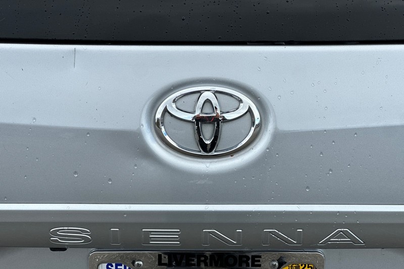 Toyota Sienna Vehicle Full-screen Gallery Image 49