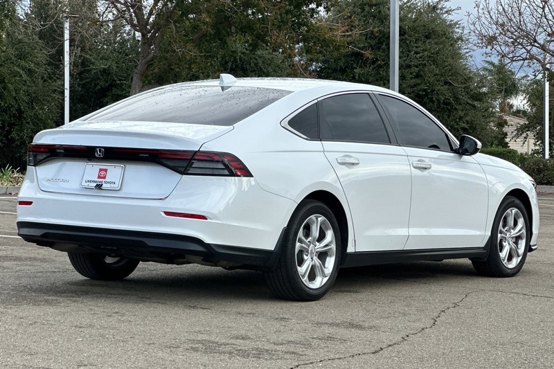 Honda Accord Sedan Vehicle Full-screen Gallery Image 04