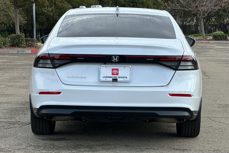 Honda Accord Sedan Vehicle Full-screen Gallery Image 05