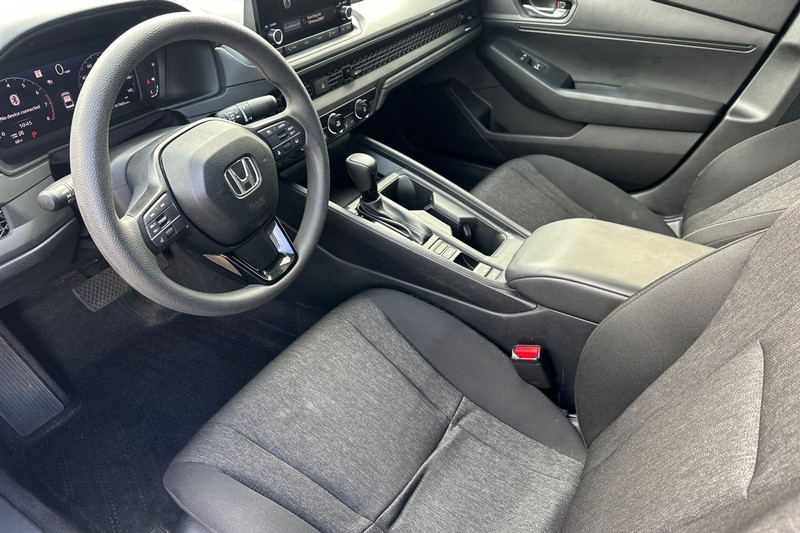 Honda Accord Sedan Vehicle Full-screen Gallery Image 10