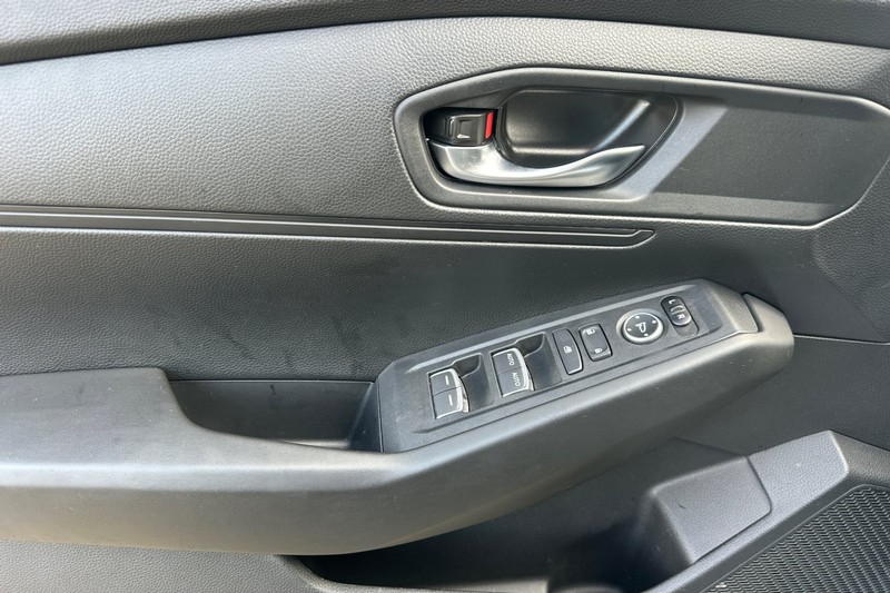 Honda Accord Sedan Vehicle Full-screen Gallery Image 11