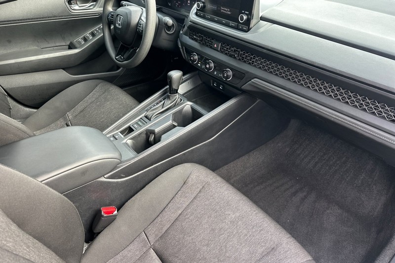 Honda Accord Sedan Vehicle Full-screen Gallery Image 18