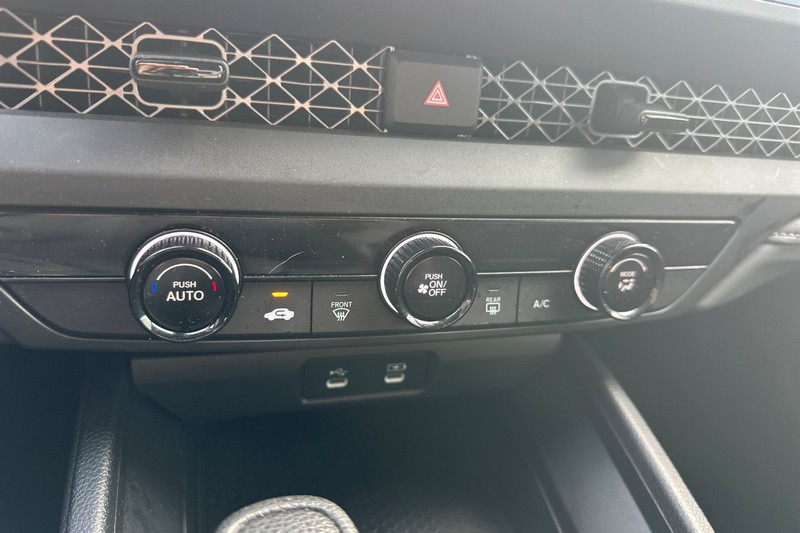 Honda Accord Sedan Vehicle Full-screen Gallery Image 27