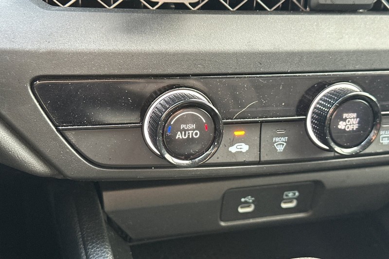 Honda Accord Sedan Vehicle Full-screen Gallery Image 28