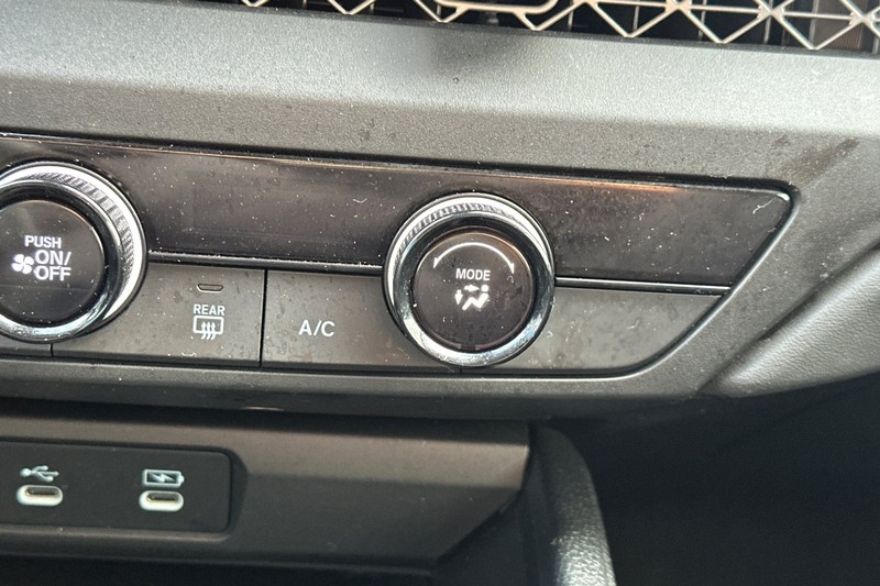 Honda Accord Sedan Vehicle Full-screen Gallery Image 29