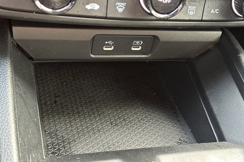 Honda Accord Sedan Vehicle Full-screen Gallery Image 30