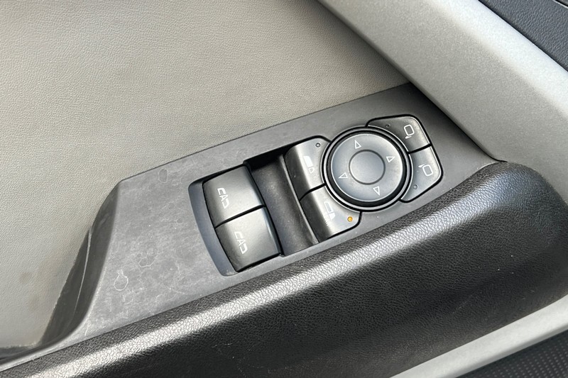 Chevrolet Camaro Vehicle Full-screen Gallery Image 12