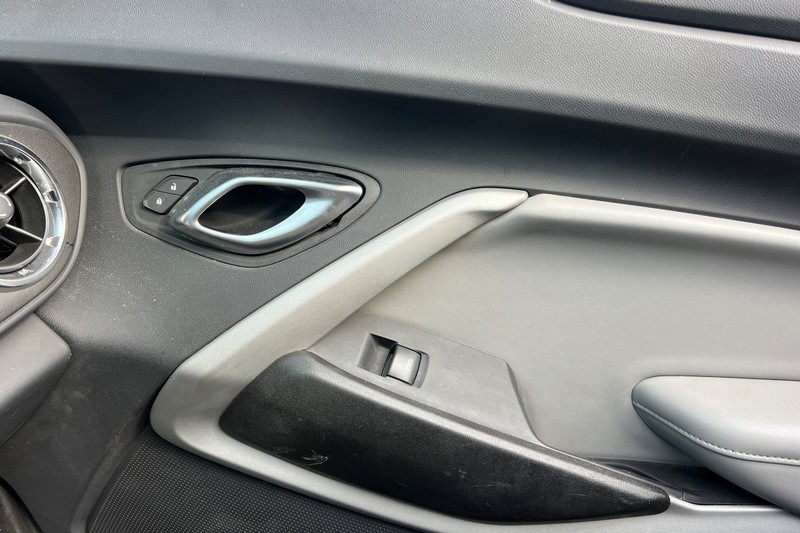 Chevrolet Camaro Vehicle Full-screen Gallery Image 20