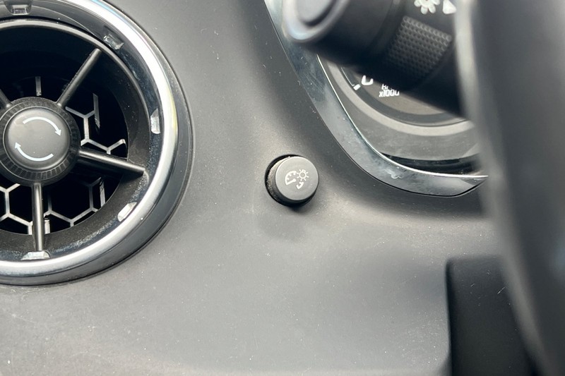 Chevrolet Camaro Vehicle Full-screen Gallery Image 40