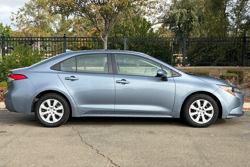 Toyota Corolla Vehicle Full-screen Gallery Image 03