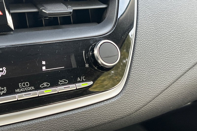 Toyota Corolla Vehicle Full-screen Gallery Image 29