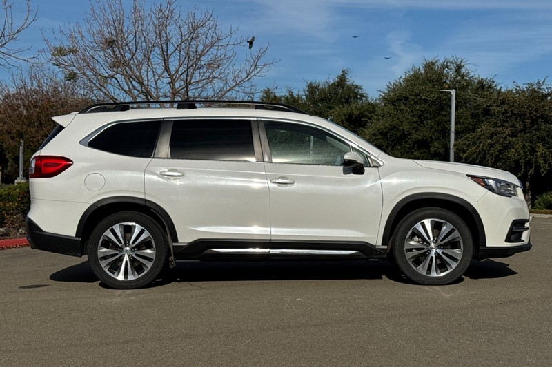 Subaru Ascent Vehicle Full-screen Gallery Image 03
