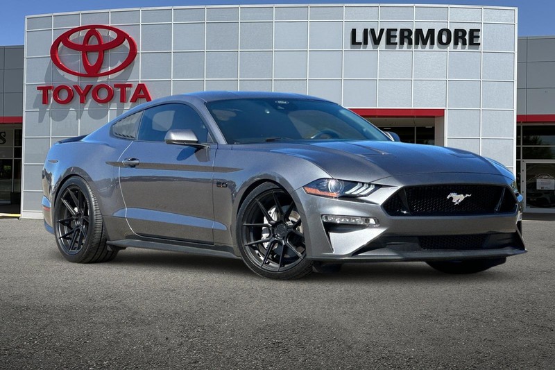 Ford Mustang Vehicle Full-screen Gallery Image 02