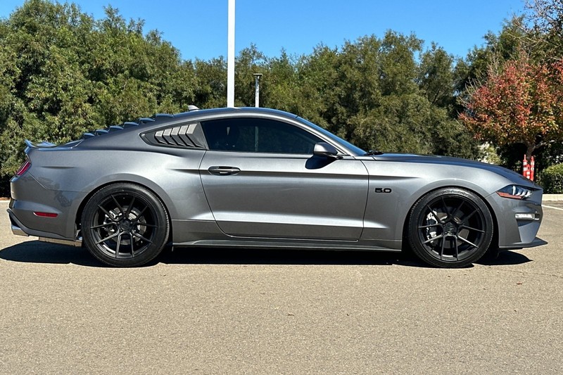 Ford Mustang Vehicle Full-screen Gallery Image 03