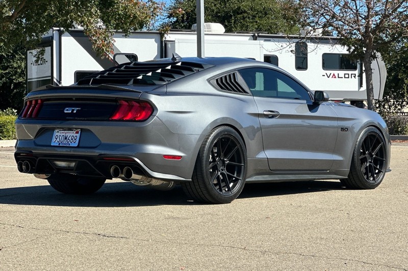 Ford Mustang Vehicle Full-screen Gallery Image 04
