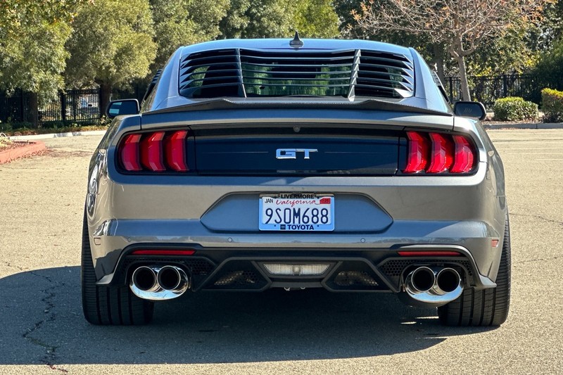 Ford Mustang Vehicle Full-screen Gallery Image 05