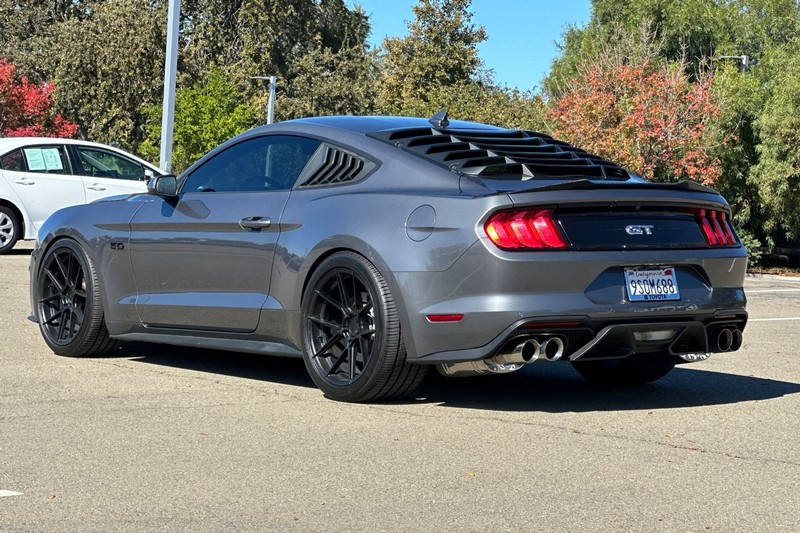 Ford Mustang Vehicle Full-screen Gallery Image 06