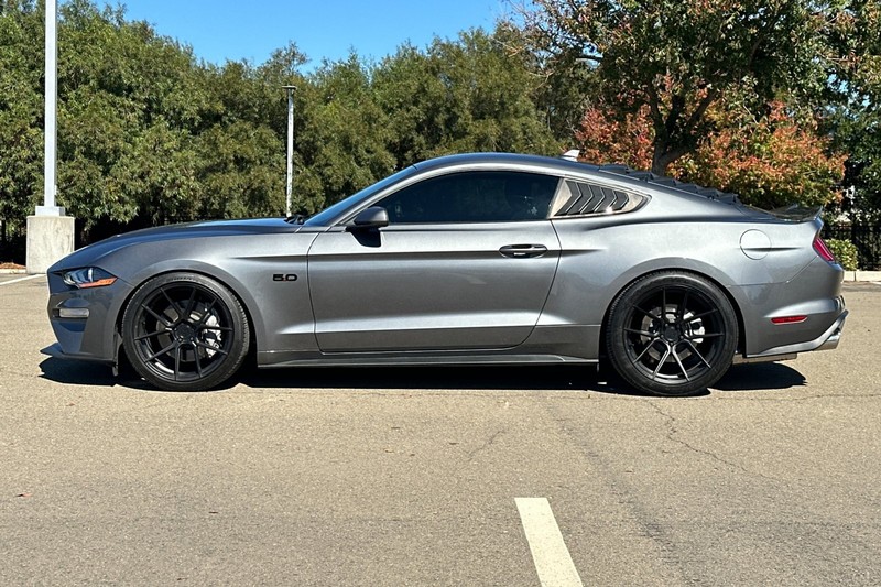 Ford Mustang Vehicle Full-screen Gallery Image 07