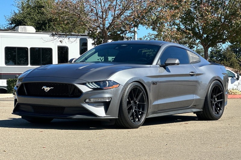 Ford Mustang Vehicle Full-screen Gallery Image 08