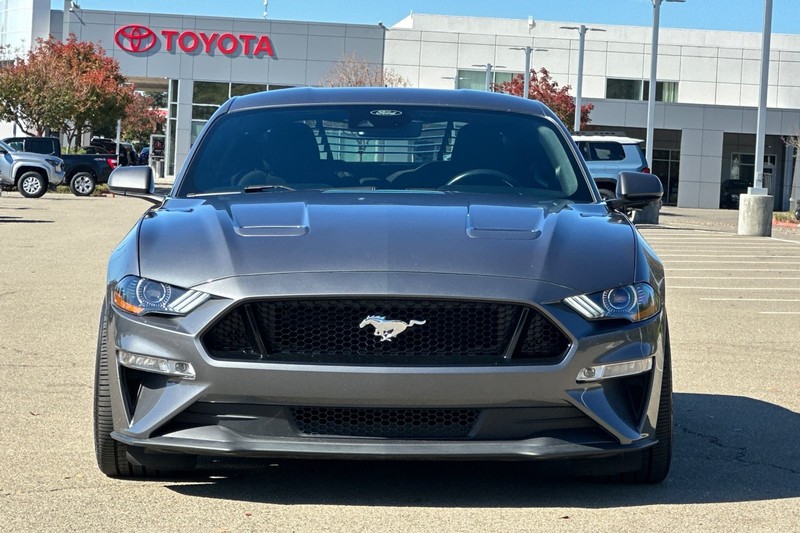 Ford Mustang Vehicle Full-screen Gallery Image 09