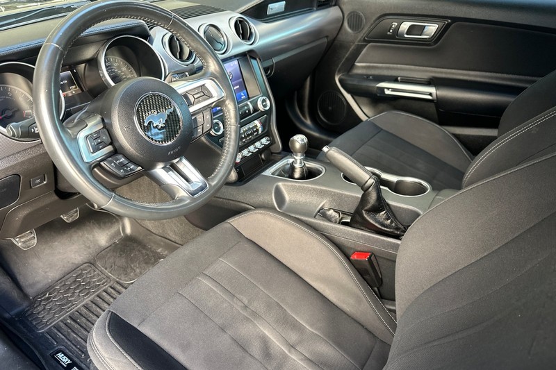 Ford Mustang Vehicle Full-screen Gallery Image 10