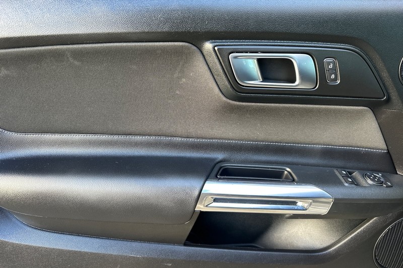 Ford Mustang Vehicle Full-screen Gallery Image 11