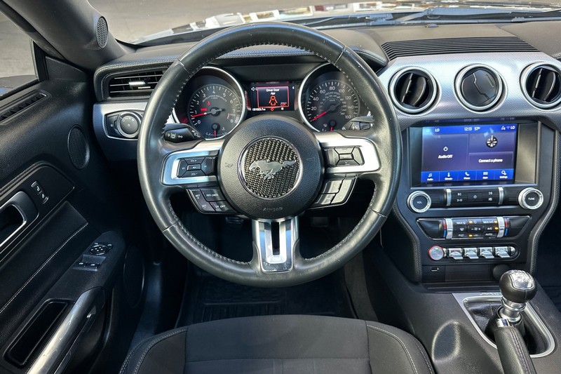 Ford Mustang Vehicle Full-screen Gallery Image 16