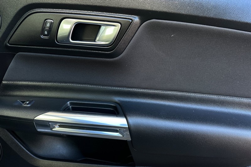 Ford Mustang Vehicle Full-screen Gallery Image 20