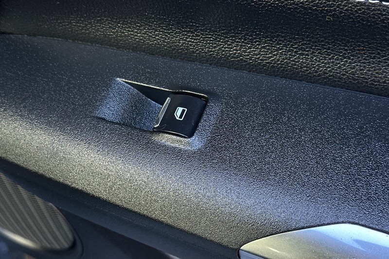 Ford Mustang Vehicle Full-screen Gallery Image 21