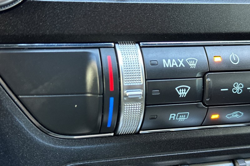 Ford Mustang Vehicle Full-screen Gallery Image 28