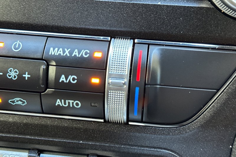 Ford Mustang Vehicle Full-screen Gallery Image 29