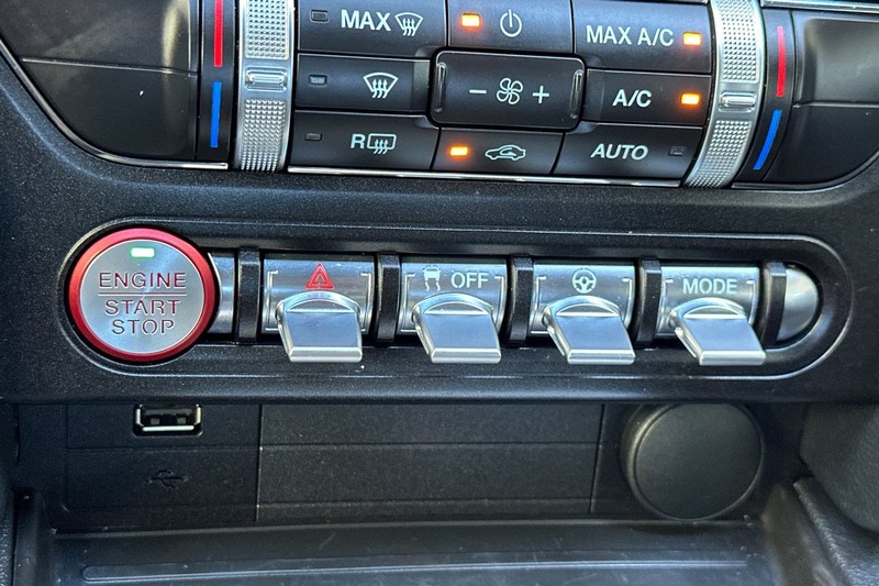 Ford Mustang Vehicle Full-screen Gallery Image 30