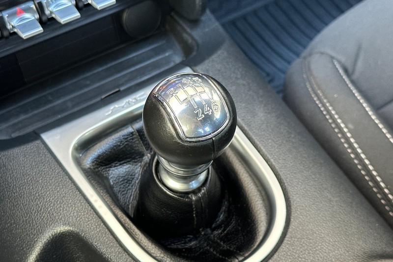 Ford Mustang Vehicle Full-screen Gallery Image 32