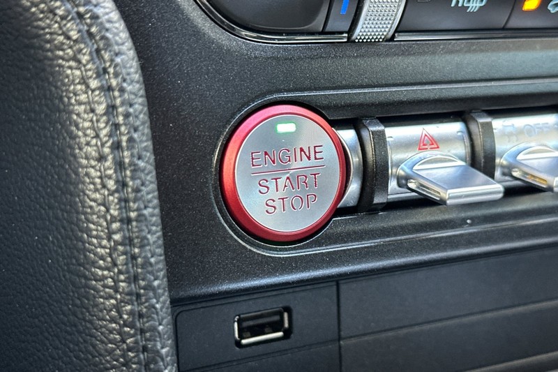 Ford Mustang Vehicle Full-screen Gallery Image 33