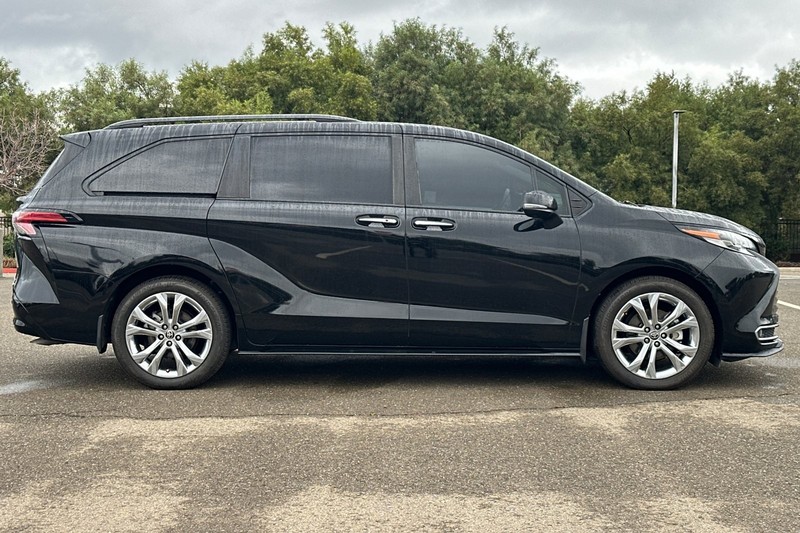 Toyota Sienna Vehicle Full-screen Gallery Image 03